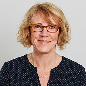 Porträt einer Frau vor hellem Hintergrund.