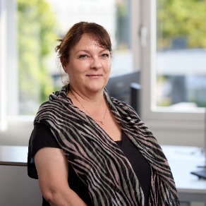 Porträt einer Frau im Büro.
