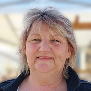 Porträt einer Frau im Freien.