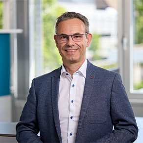 Porträt eines Manns im Büro.