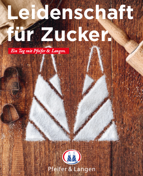 Auf einer Holzoberfläche sind zwei Zuckerhüte aus weißem Zucker dargestellt. Darüber steht ‚Leidenschaft für Zucker.‘ ‚Ein Tag mit Pfeifer & Langen.‘ Links liegen Ausstechformen, rechts ein Nudelholz. Unten befindet sich das Logo von Pfeifer & Langen.