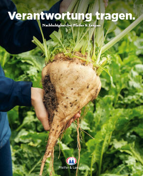 Eine Person hält mit beiden Händen eine große Zuckerrübe. Im Hintergrund sind grüne Pflanzen eines Feldes zu sehen. Über dem Bild steht der Schriftzug ‚Verantwortung tragen.‘, darunter der Hinweis ‚Nachhaltigkeit bei Pfeifer & Langen‘.
