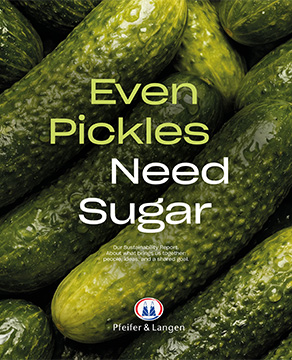 Das Bild zeigt eine Nahaufnahme mehrerer grüner Gurken. Darüber steht in großer Schrift der englische Satz ‚Even Pickles Need Sugar‘. Am unteren Bildrand befindet sich das Logo von Pfeifer & Langen sowie ein kleiner englischsprachiger Hinweistext.