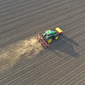 „Eine landwirtschaftliche Maschine arbeitet auf einem Feld, aufgenommen aus der Luft“