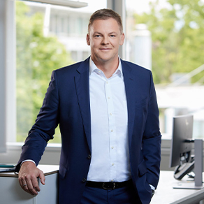 Porträt eines Manns im Büro.