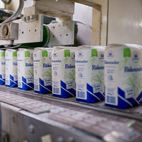 Packungen Diamant Rübenzucker laufen über ein Förderband in einer Produktionsanlage.