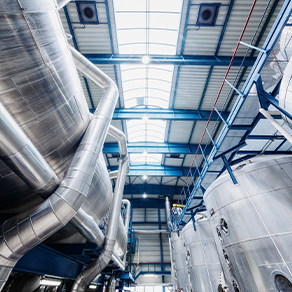 Produktionshalle einer Zuckerfabrik  mit technischen Anlagen.