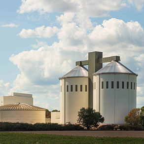 Industriesilos einer Zuckerfabrik vor Himmel mit Wolken.