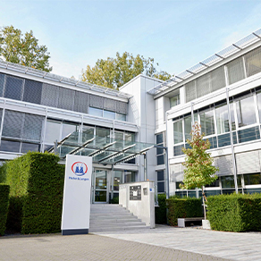 Eingangsbereich eines modernen Bürogebäudes mit Pfeifer & Langen Logo.