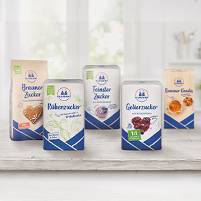 Fünf Zuckerprodukte der Marke Diamant stehen auf einer hellen Fensterbank.