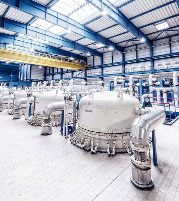 Produktionshalle einer Zuckerfabrik  mit technischen Anlagen.