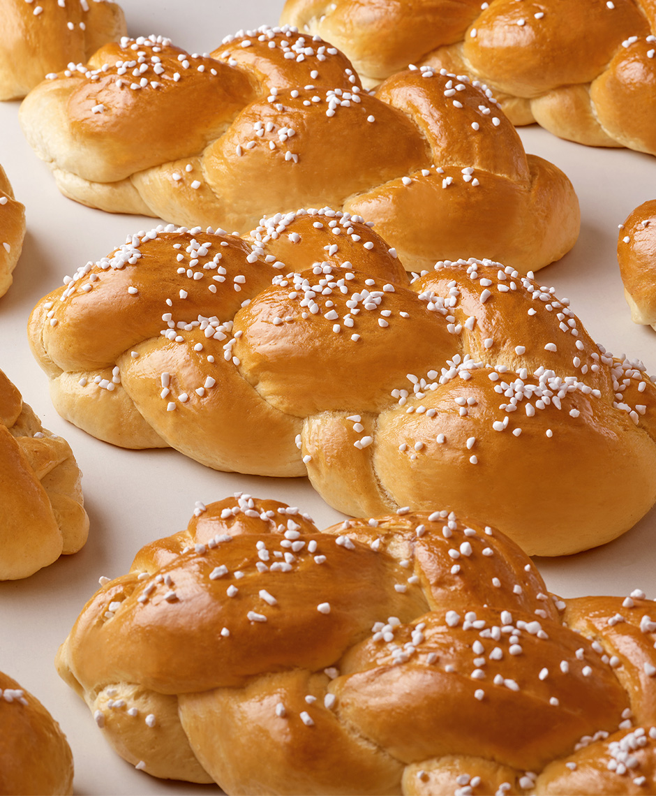 Hefezöpfe mit Hagelzucker.